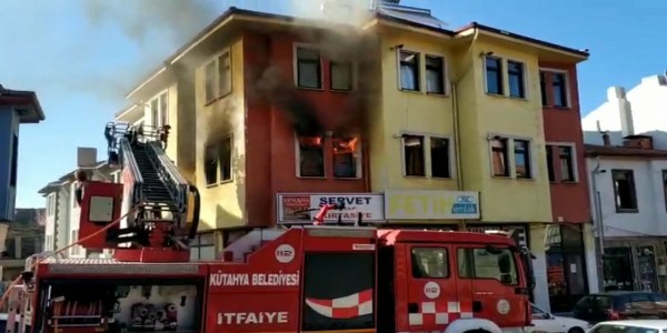 Kütahya'da, şarj olması için prize taktığı cep telefonunun bataryasının patlaması sonucu yangın çıktı. 