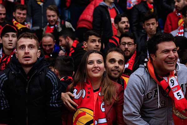 Tribünlerde yaptıkları görsel şovlarla Türk futbolseverlerin beğenisini kazanan Eskişehirspor taraftarının sazlı sözlü son deplasman yolculuğu AA tarafından görüntülendi.