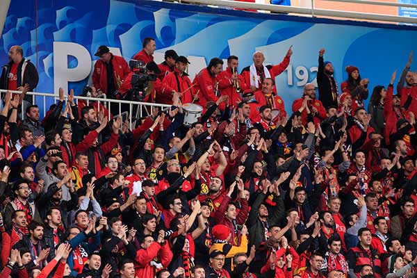 Tribünlerde yaptıkları görsel şovlarla Türk futbolseverlerin beğenisini kazanan Eskişehirspor taraftarının sazlı sözlü son deplasman yolculuğu AA tarafından görüntülendi.