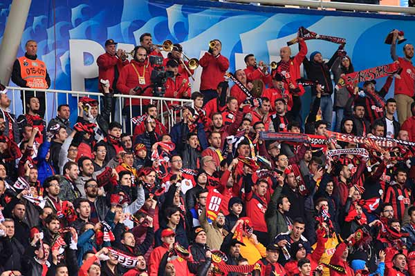 Tribünlerde yaptıkları görsel şovlarla Türk futbolseverlerin beğenisini kazanan Eskişehirspor taraftarının sazlı sözlü son deplasman yolculuğu AA tarafından görüntülendi.