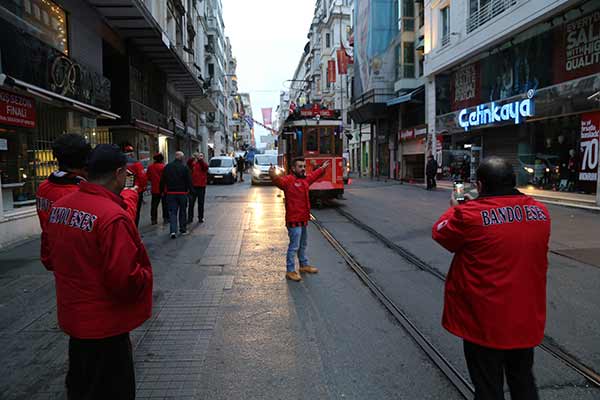 Tribünlerde yaptıkları görsel şovlarla Türk futbolseverlerin beğenisini kazanan Eskişehirspor taraftarının sazlı sözlü son deplasman yolculuğu AA tarafından görüntülendi.