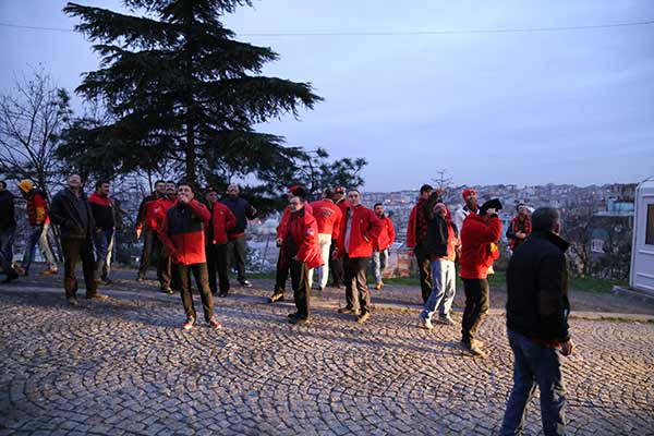 Tribünlerde yaptıkları görsel şovlarla Türk futbolseverlerin beğenisini kazanan Eskişehirspor taraftarının sazlı sözlü son deplasman yolculuğu AA tarafından görüntülendi.