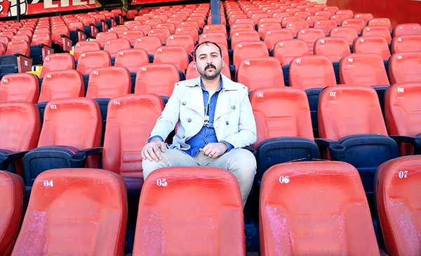 Tribünlerde yaptıkları görsel şovlarla Türk futbolseverlerin beğenisini kazanan Eskişehirspor taraftarının sazlı sözlü son deplasman yolculuğu AA tarafından görüntülendi.