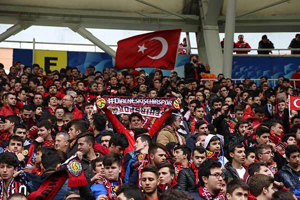 Tribünlerde yaptıkları görsel şovlarla Türk futbolseverlerin beğenisini kazanan Eskişehirspor taraftarının sazlı sözlü son deplasman yolculuğu AA tarafından görüntülendi.