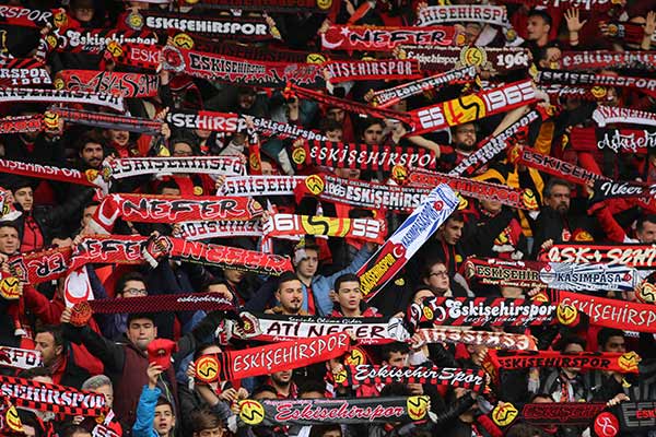 Tribünlerde yaptıkları görsel şovlarla Türk futbolseverlerin beğenisini kazanan Eskişehirspor taraftarının sazlı sözlü son deplasman yolculuğu AA tarafından görüntülendi.