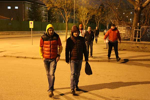 Tribünlerde yaptıkları görsel şovlarla Türk futbolseverlerin beğenisini kazanan Eskişehirspor taraftarının sazlı sözlü son deplasman yolculuğu AA tarafından görüntülendi.