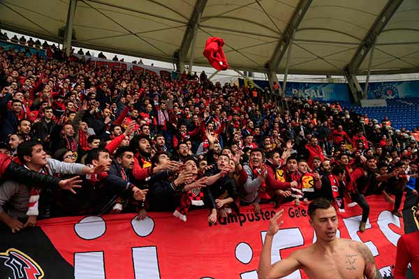 Tribünlerde yaptıkları görsel şovlarla Türk futbolseverlerin beğenisini kazanan Eskişehirspor taraftarının sazlı sözlü son deplasman yolculuğu AA tarafından görüntülendi.