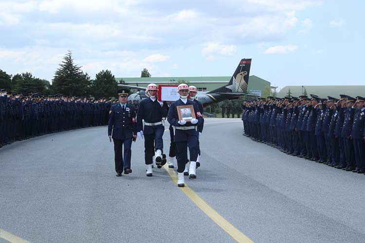 Türk Silahlı Kuvvetleri'nin Kuzey Irak’ta yürüttüğü operasyonda, bölücü terör örgütü mensupları ile çıkan çatışmada şehit olan Uzman Çavuş Ünal Demir’in Eskişehir’e ulaşan naaşı Bozüyük'e uğurlandı.