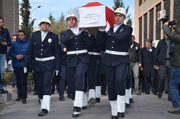 İstanbul'daki terör saldırısında şehit düşen polis memuru Uğur Ürker'in cenazesi memleketi Eskişehir'de defnedildi.