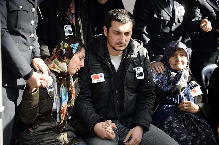 İstanbul'daki terör saldırısında şehit düşen polis memuru Uğur Ürker'in cenazesi memleketi Eskişehir'de defnedildi.