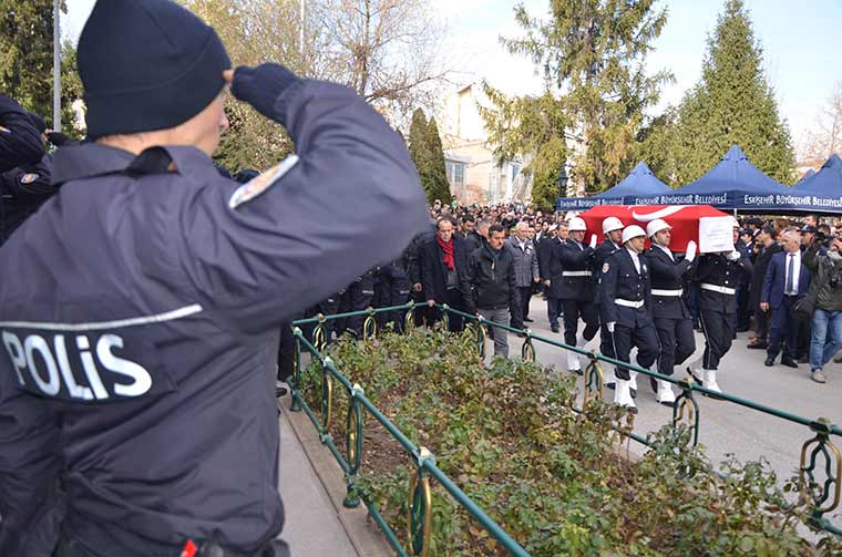 İstanbul'daki terör saldırısında şehit düşen polis memuru Uğur Ürker'in cenazesi memleketi Eskişehir'de defnedildi.