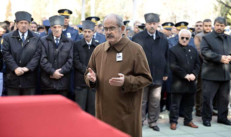 İstanbul'daki terör saldırısında şehit düşen polis memuru Uğur Ürker'in cenazesi memleketi Eskişehir'de defnedildi.