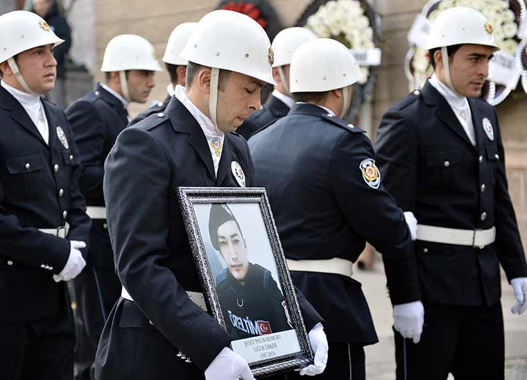 İstanbul'daki terör saldırısında şehit düşen polis memuru Uğur Ürker'in cenazesi memleketi Eskişehir'de defnedildi.