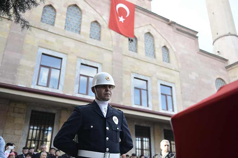 İstanbul'daki terör saldırısında şehit düşen polis memuru Uğur Ürker'in cenazesi memleketi Eskişehir'de defnedildi.