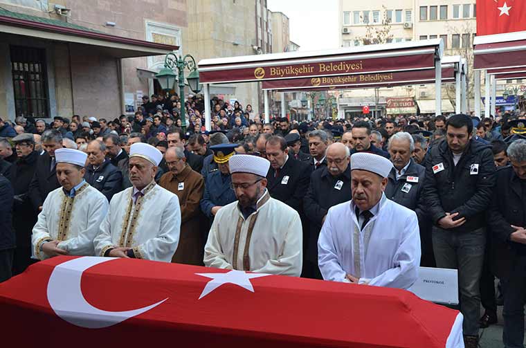 İstanbul'daki terör saldırısında şehit düşen polis memuru Uğur Ürker'in cenazesi memleketi Eskişehir'de defnedildi.