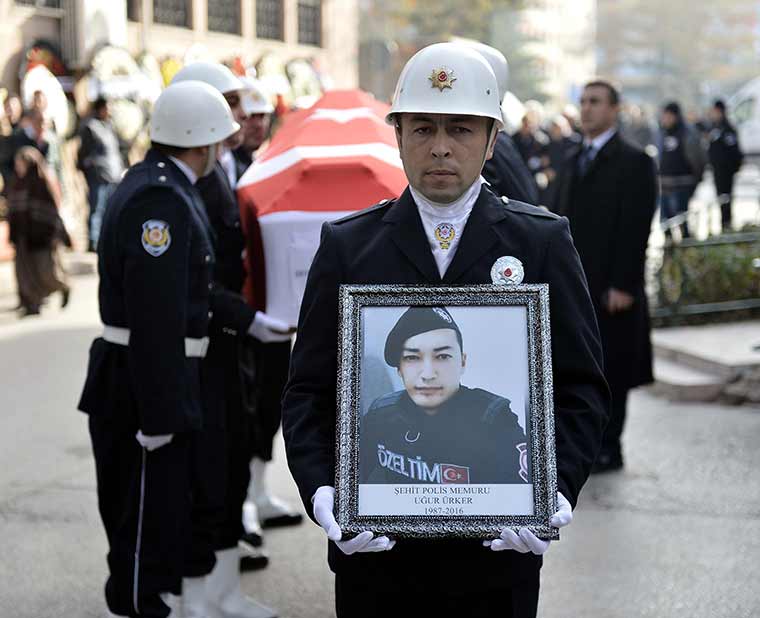 İstanbul'daki terör saldırısında şehit düşen polis memuru Uğur Ürker'in cenazesi memleketi Eskişehir'de defnedildi.