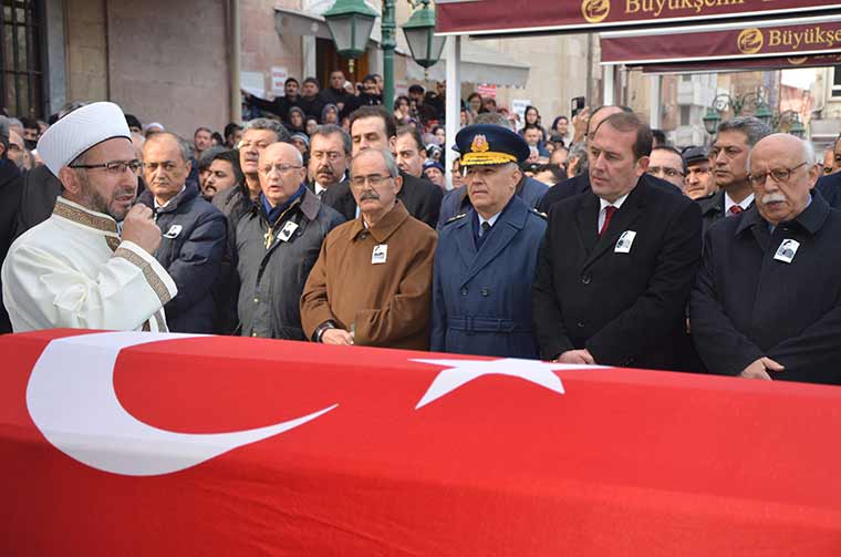 İstanbul'daki terör saldırısında şehit düşen polis memuru Uğur Ürker'in cenazesi memleketi Eskişehir'de defnedildi.