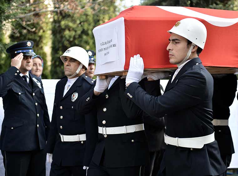 İstanbul'daki terör saldırısında şehit düşen polis memuru Uğur Ürker'in cenazesi memleketi Eskişehir'de defnedildi.