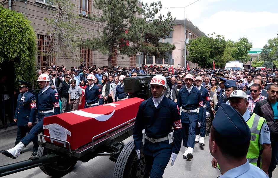 Mardin’in Nusaybin ilçesinde şehit düşen Eskişehirli Piyade Astsubay Kıdemli Çavuş Anıl Gül, Eskişehir’de binlerce kişi tarafından son yolculuğuna uğurlandı.