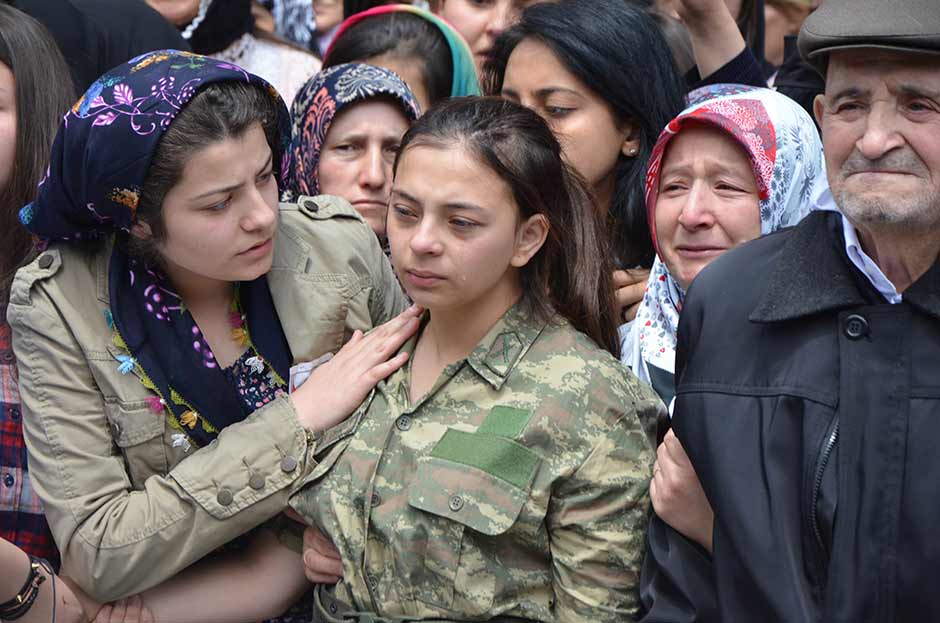 Mardin’in Nusaybin ilçesinde şehit düşen Eskişehirli Piyade Astsubay Kıdemli Çavuş Anıl Gül, Eskişehir’de binlerce kişi tarafından son yolculuğuna uğurlandı.