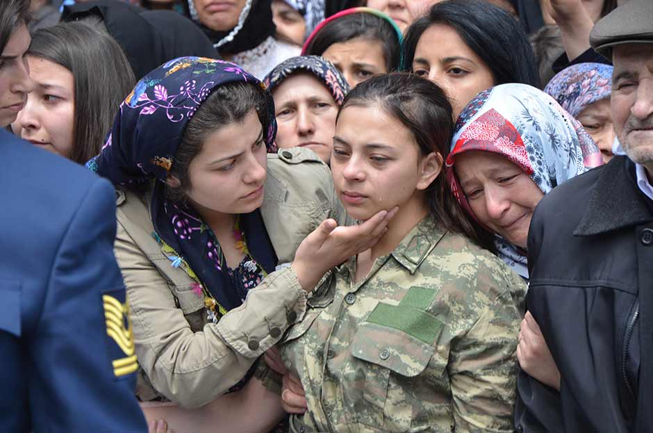 Mardin’in Nusaybin ilçesinde şehit düşen Eskişehirli Piyade Astsubay Kıdemli Çavuş Anıl Gül, Eskişehir’de binlerce kişi tarafından son yolculuğuna uğurlandı.