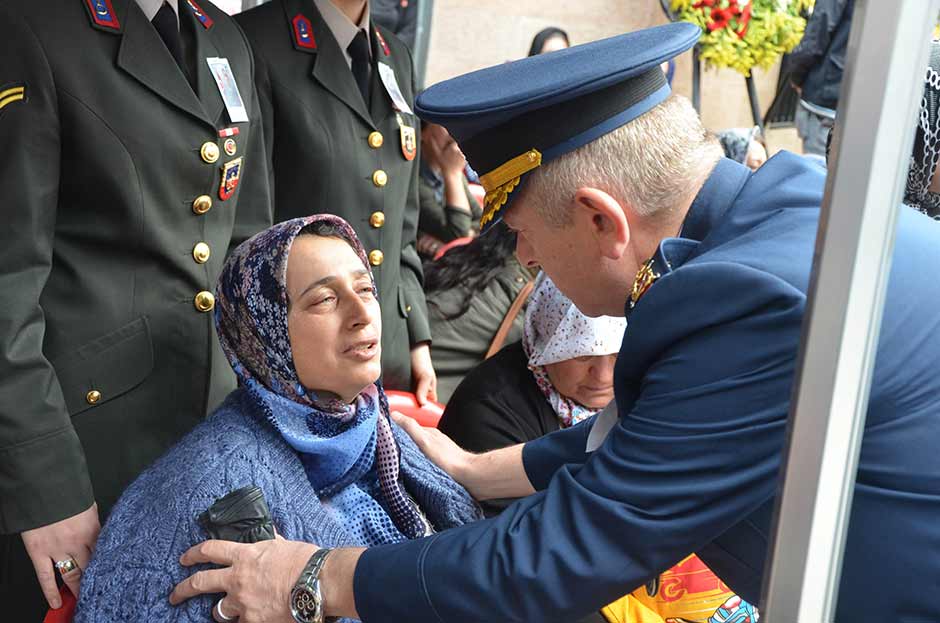 Mardin’in Nusaybin ilçesinde şehit düşen Eskişehirli Piyade Astsubay Kıdemli Çavuş Anıl Gül, Eskişehir’de binlerce kişi tarafından son yolculuğuna uğurlandı.