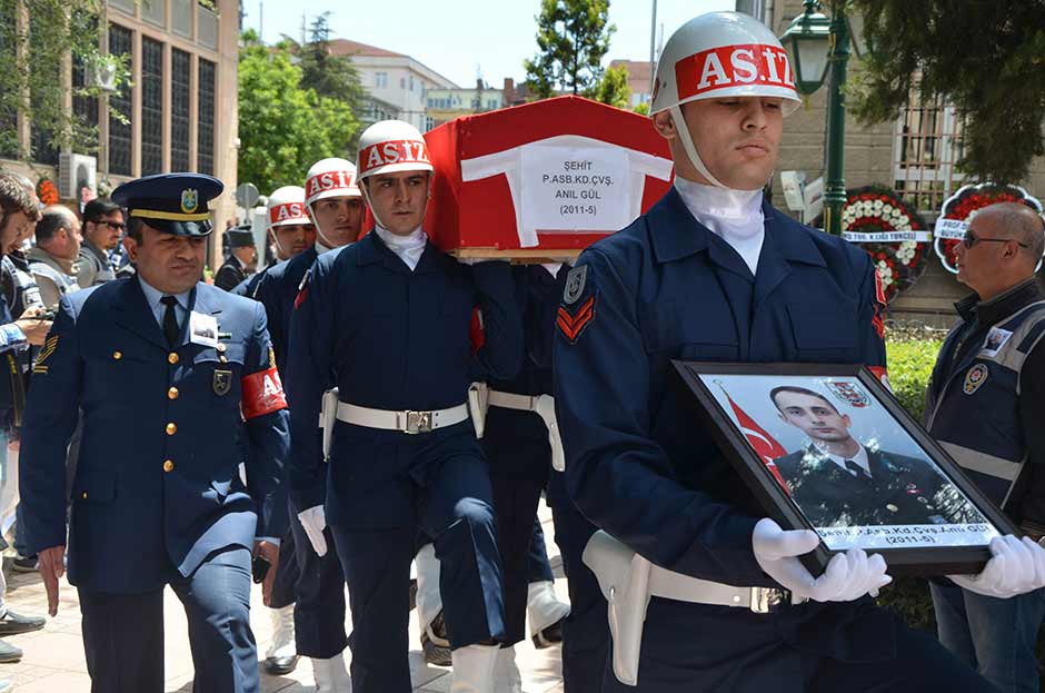 Mardin’in Nusaybin ilçesinde şehit düşen Eskişehirli Piyade Astsubay Kıdemli Çavuş Anıl Gül, Eskişehir’de binlerce kişi tarafından son yolculuğuna uğurlandı.