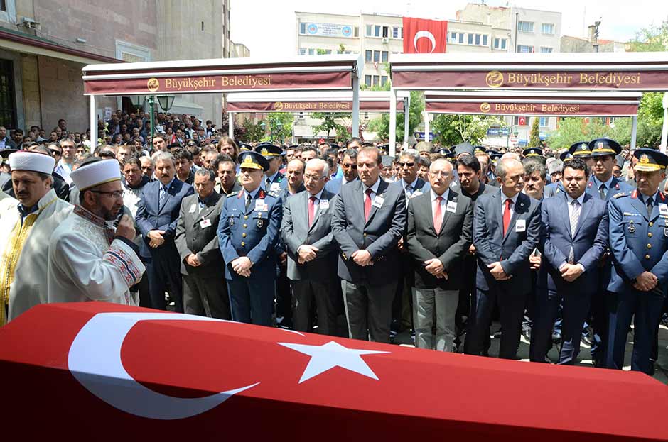 Mardin’in Nusaybin ilçesinde şehit düşen Eskişehirli Piyade Astsubay Kıdemli Çavuş Anıl Gül, Eskişehir’de binlerce kişi tarafından son yolculuğuna uğurlandı.