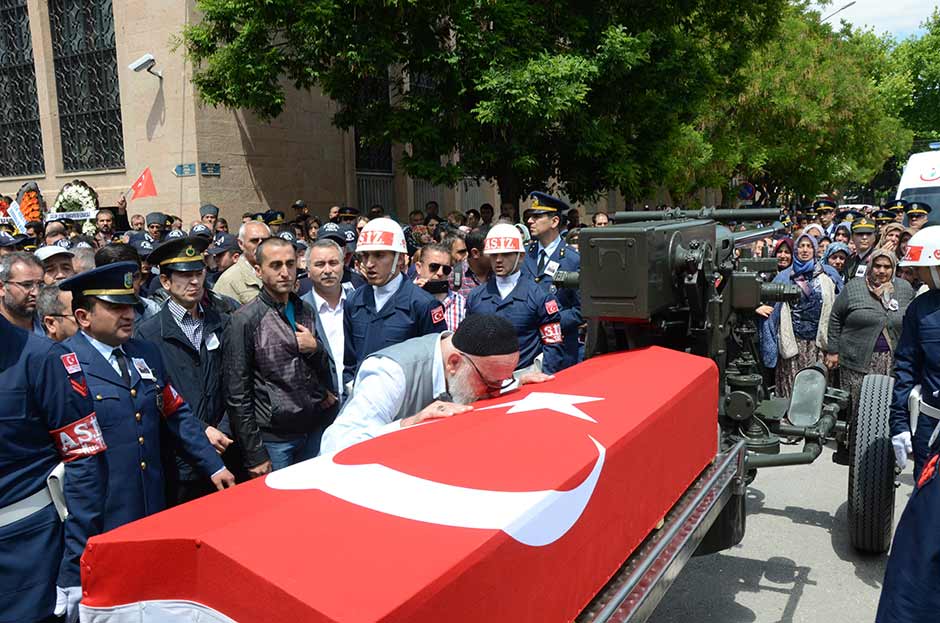 Mardin’in Nusaybin ilçesinde şehit düşen Eskişehirli Piyade Astsubay Kıdemli Çavuş Anıl Gül, Eskişehir’de binlerce kişi tarafından son yolculuğuna uğurlandı.