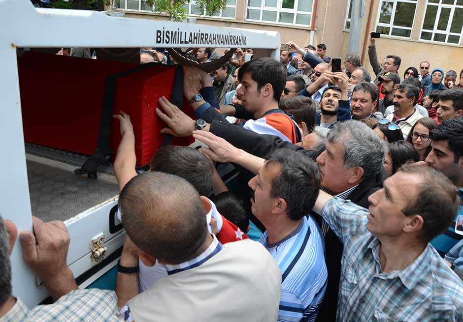 Mardin’in Nusaybin ilçesinde şehit düşen Eskişehirli Piyade Astsubay Kıdemli Çavuş Anıl Gül, Eskişehir’de binlerce kişi tarafından son yolculuğuna uğurlandı.