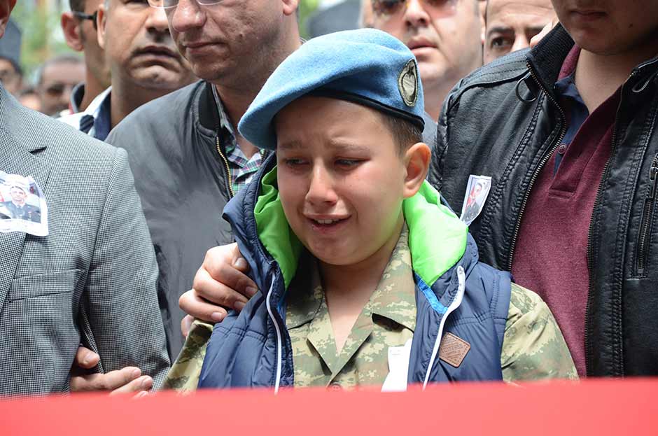 Mardin’in Nusaybin ilçesinde şehit düşen Eskişehirli Piyade Astsubay Kıdemli Çavuş Anıl Gül, Eskişehir’de binlerce kişi tarafından son yolculuğuna uğurlandı.