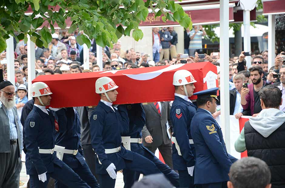 Mardin’in Nusaybin ilçesinde şehit düşen Eskişehirli Piyade Astsubay Kıdemli Çavuş Anıl Gül, Eskişehir’de binlerce kişi tarafından son yolculuğuna uğurlandı.