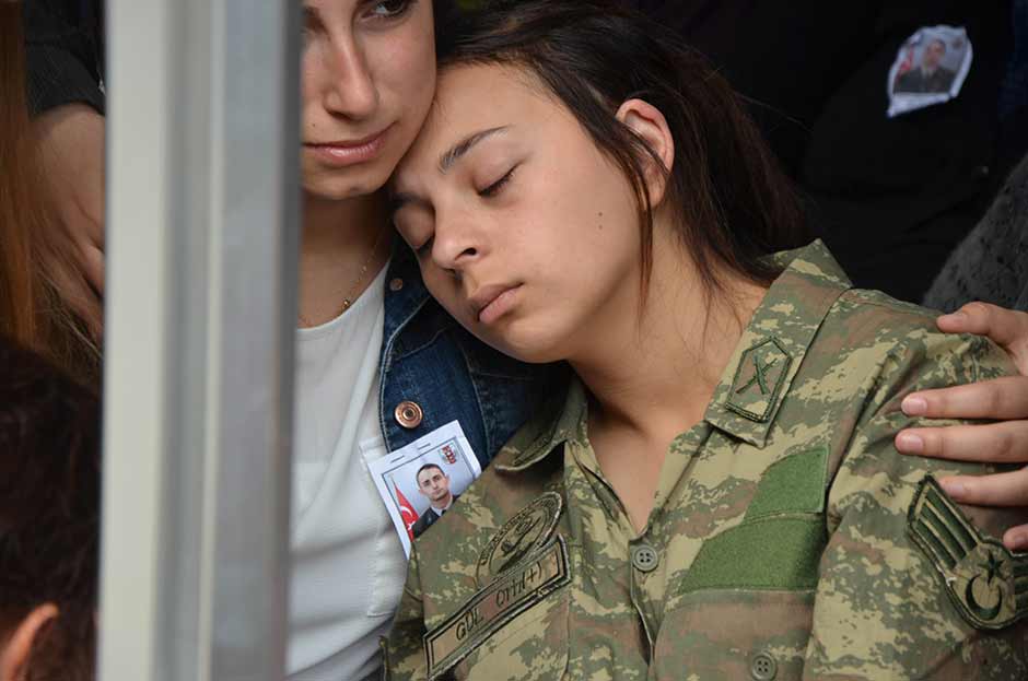 Mardin’in Nusaybin ilçesinde şehit düşen Eskişehirli Piyade Astsubay Kıdemli Çavuş Anıl Gül, Eskişehir’de binlerce kişi tarafından son yolculuğuna uğurlandı.