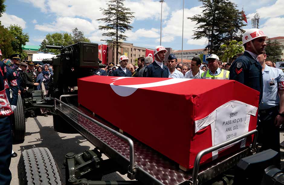 Mardin’in Nusaybin ilçesinde şehit düşen Eskişehirli Piyade Astsubay Kıdemli Çavuş Anıl Gül, Eskişehir’de binlerce kişi tarafından son yolculuğuna uğurlandı.