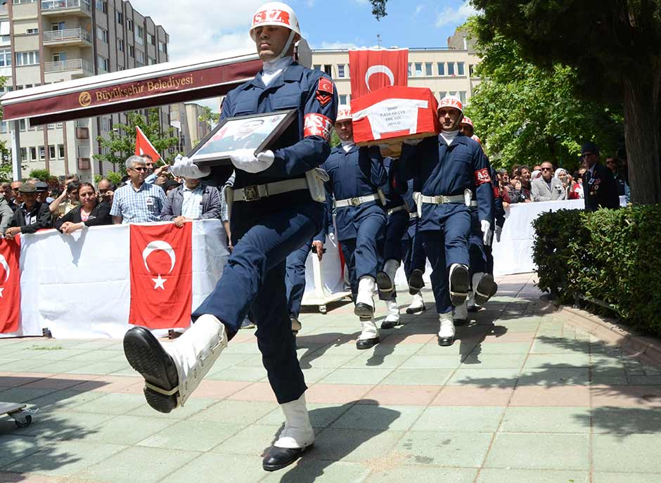 Mardin’in Nusaybin ilçesinde şehit düşen Eskişehirli Piyade Astsubay Kıdemli Çavuş Anıl Gül, Eskişehir’de binlerce kişi tarafından son yolculuğuna uğurlandı.