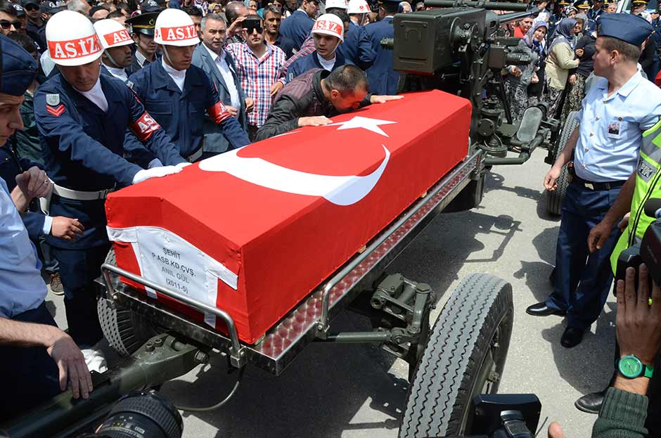 Mardin’in Nusaybin ilçesinde şehit düşen Eskişehirli Piyade Astsubay Kıdemli Çavuş Anıl Gül, Eskişehir’de binlerce kişi tarafından son yolculuğuna uğurlandı.