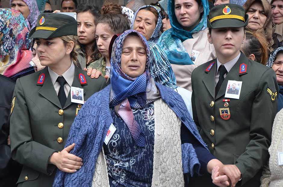 Mardin’in Nusaybin ilçesinde şehit düşen Eskişehirli Piyade Astsubay Kıdemli Çavuş Anıl Gül, Eskişehir’de binlerce kişi tarafından son yolculuğuna uğurlandı.