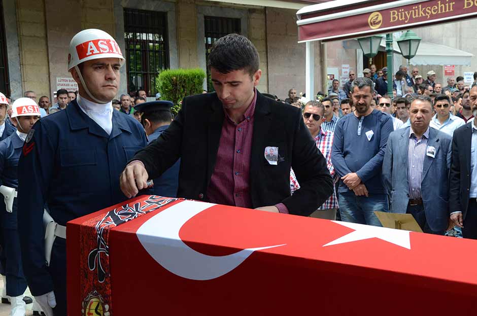 Mardin’in Nusaybin ilçesinde şehit düşen Eskişehirli Piyade Astsubay Kıdemli Çavuş Anıl Gül, Eskişehir’de binlerce kişi tarafından son yolculuğuna uğurlandı.