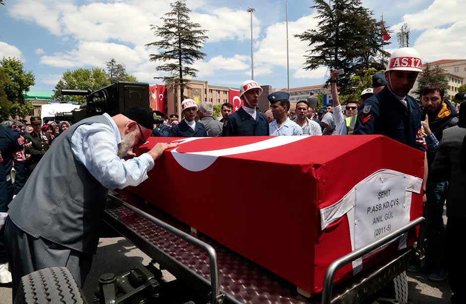 Mardin’in Nusaybin ilçesinde şehit düşen Eskişehirli Piyade Astsubay Kıdemli Çavuş Anıl Gül, Eskişehir’de binlerce kişi tarafından son yolculuğuna uğurlandı.