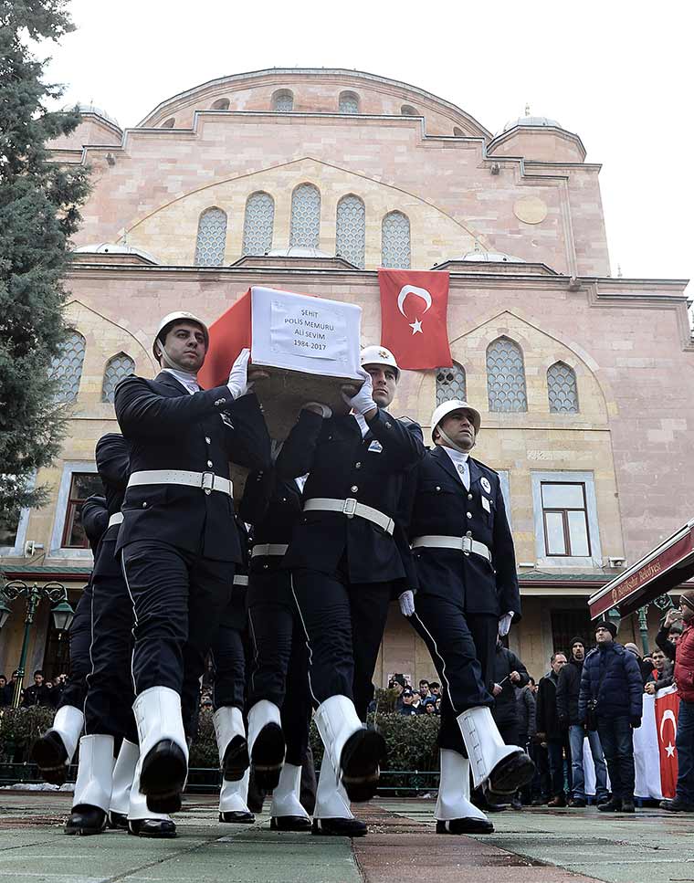 Diyarbakır'da dünkü hain saldırıda şehit olan polis memuru Eskişehirli Ali Sevim, kılınan cenaze namazının ardından son yolcuğuna uğurlandı.