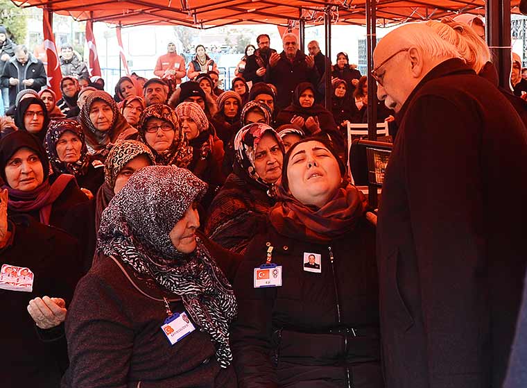 Diyarbakır'da dünkü hain saldırıda şehit olan polis memuru Eskişehirli Ali Sevim, kılınan cenaze namazının ardından son yolcuğuna uğurlandı.