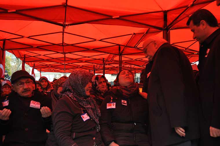 Diyarbakır'da dünkü hain saldırıda şehit olan polis memuru Eskişehirli Ali Sevim, kılınan cenaze namazının ardından son yolcuğuna uğurlandı.