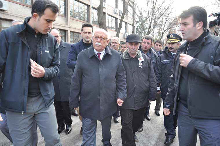 Diyarbakır'da dünkü hain saldırıda şehit olan polis memuru Eskişehirli Ali Sevim, kılınan cenaze namazının ardından son yolcuğuna uğurlandı.