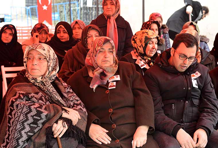 Diyarbakır'da dünkü hain saldırıda şehit olan polis memuru Eskişehirli Ali Sevim, kılınan cenaze namazının ardından son yolcuğuna uğurlandı.