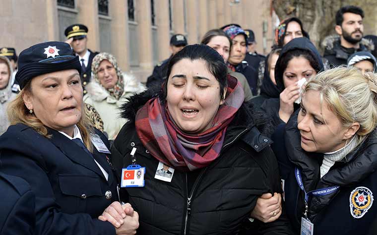 Diyarbakır'da dünkü hain saldırıda şehit olan polis memuru Eskişehirli Ali Sevim, kılınan cenaze namazının ardından son yolcuğuna uğurlandı.