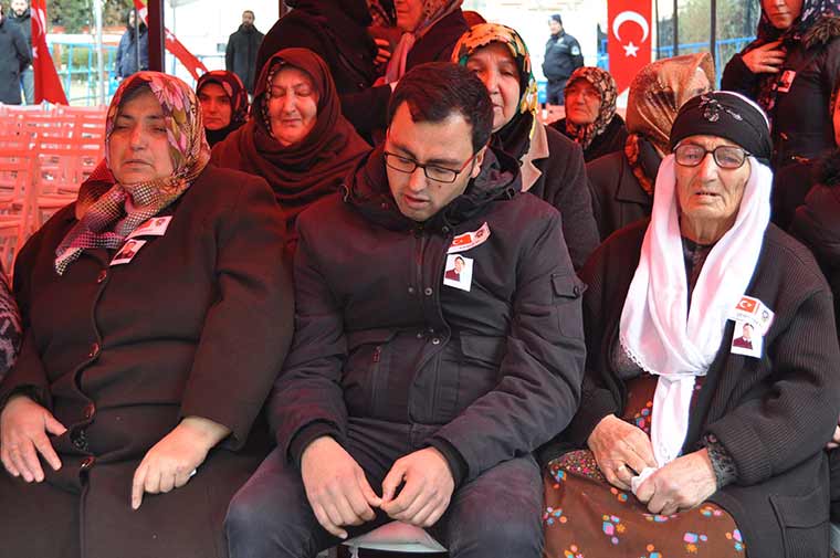 Diyarbakır'da dünkü hain saldırıda şehit olan polis memuru Eskişehirli Ali Sevim, kılınan cenaze namazının ardından son yolcuğuna uğurlandı.