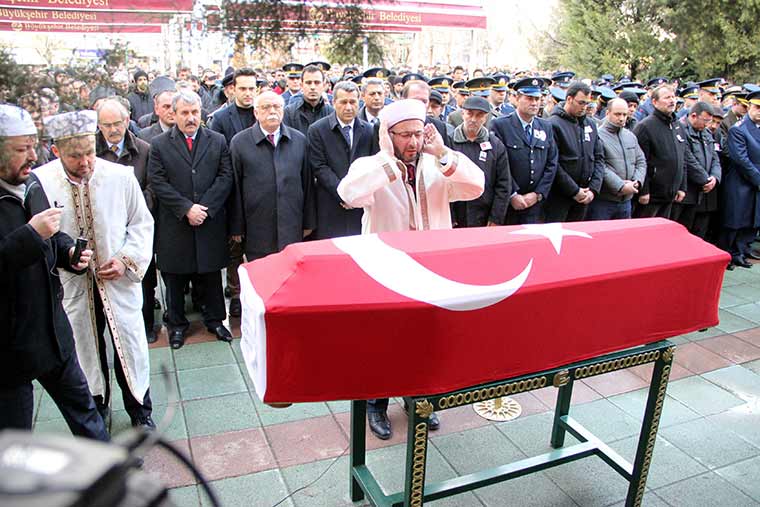 Diyarbakır'da dünkü hain saldırıda şehit olan polis memuru Eskişehirli Ali Sevim, kılınan cenaze namazının ardından son yolcuğuna uğurlandı.