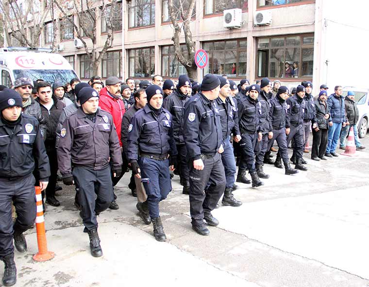 Diyarbakır'da dünkü hain saldırıda şehit olan polis memuru Eskişehirli Ali Sevim, kılınan cenaze namazının ardından son yolcuğuna uğurlandı.