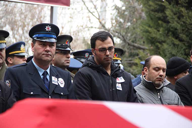 Diyarbakır'da dünkü hain saldırıda şehit olan polis memuru Eskişehirli Ali Sevim, kılınan cenaze namazının ardından son yolcuğuna uğurlandı.