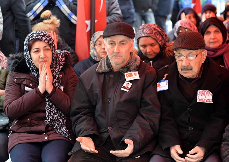 Diyarbakır'da dünkü hain saldırıda şehit olan polis memuru Eskişehirli Ali Sevim, kılınan cenaze namazının ardından son yolcuğuna uğurlandı.